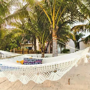 La Puerta Azul Beachfront - Adults Only מלון